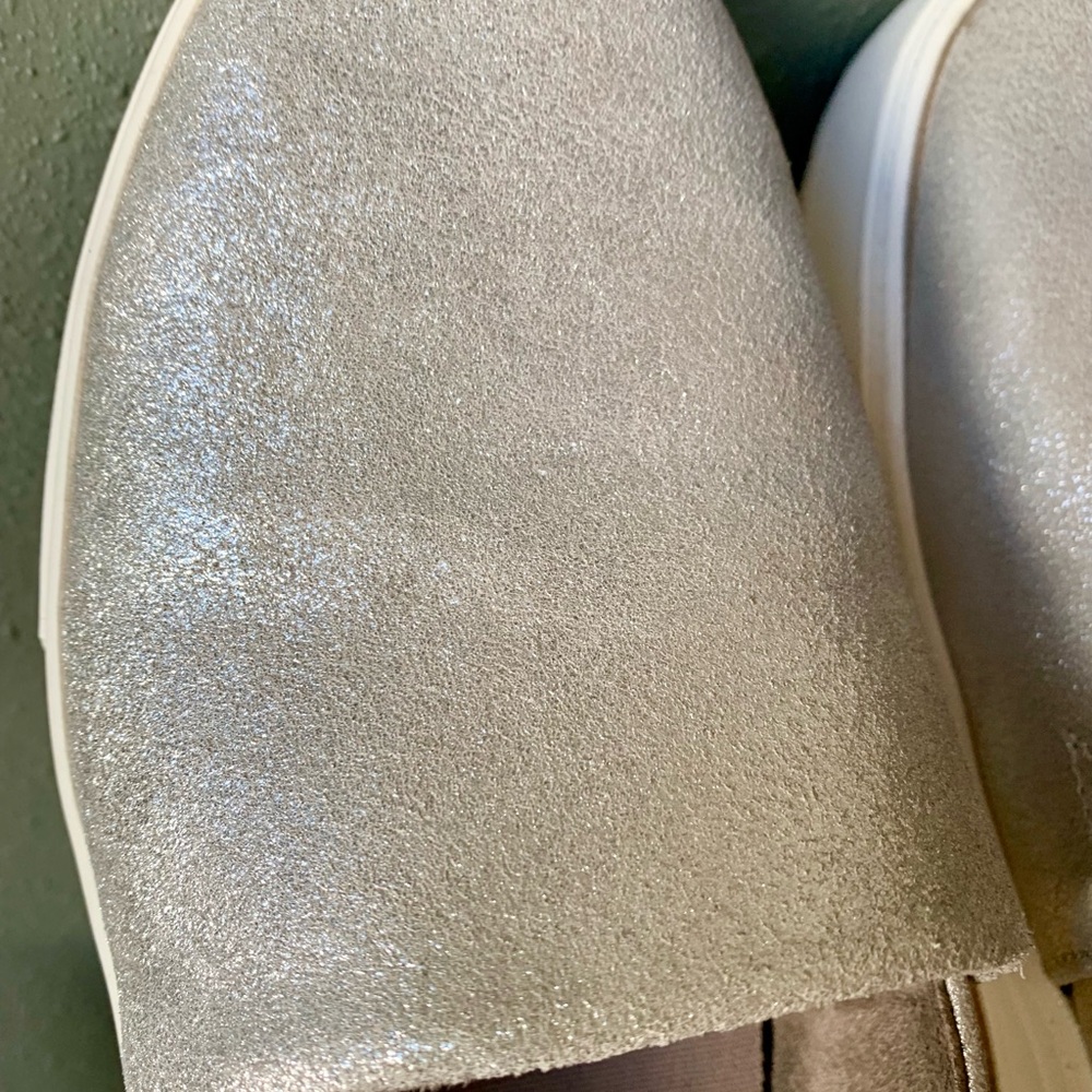 Toms Kameron Women's Metallic Champagne Metallic  Slip-On Sneakers